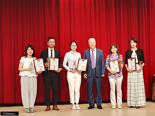 第72屆航海節模範航港從業人員海運承攬運送業組頒獎合影，拓航有限公司業務部協理呂玲如獲獎