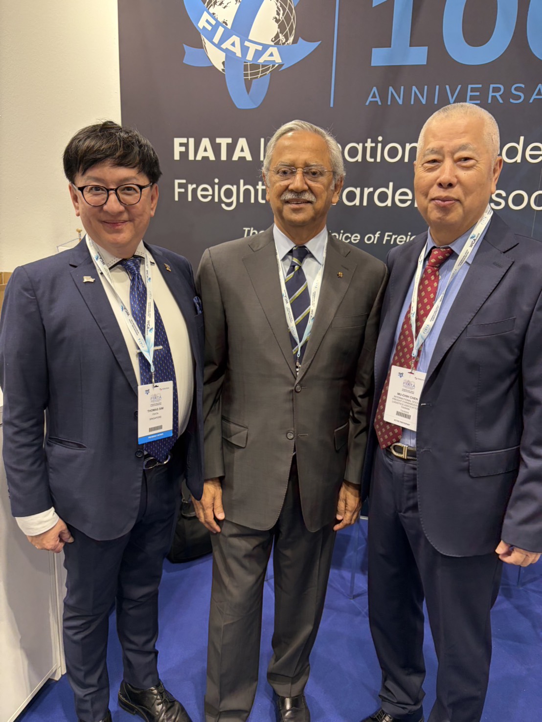 FIATA 100 週年主視覺背板前合影