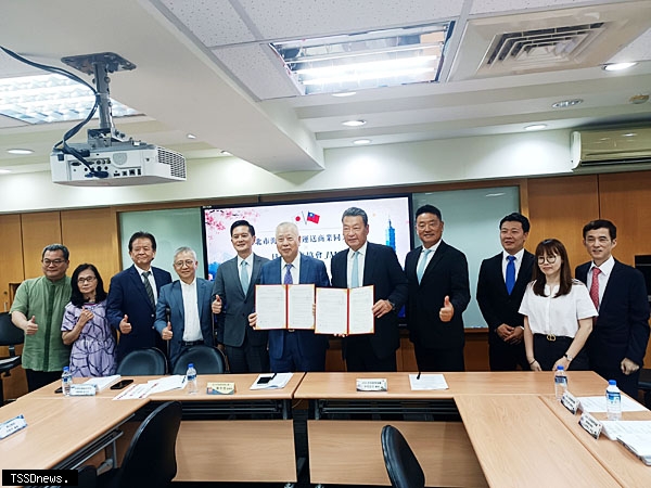 海攬公會與日本能率協會簽署合作意向書，理事長陳木枝與會長中村正己完成簽署合影